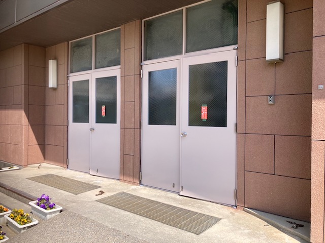 小学校体育館出入り口　スチールドア交換